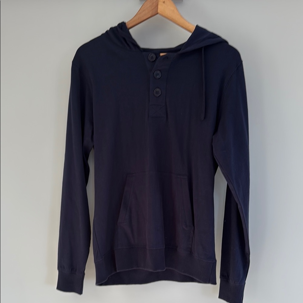 Blue sweatshirt with round neckline and slim fit
